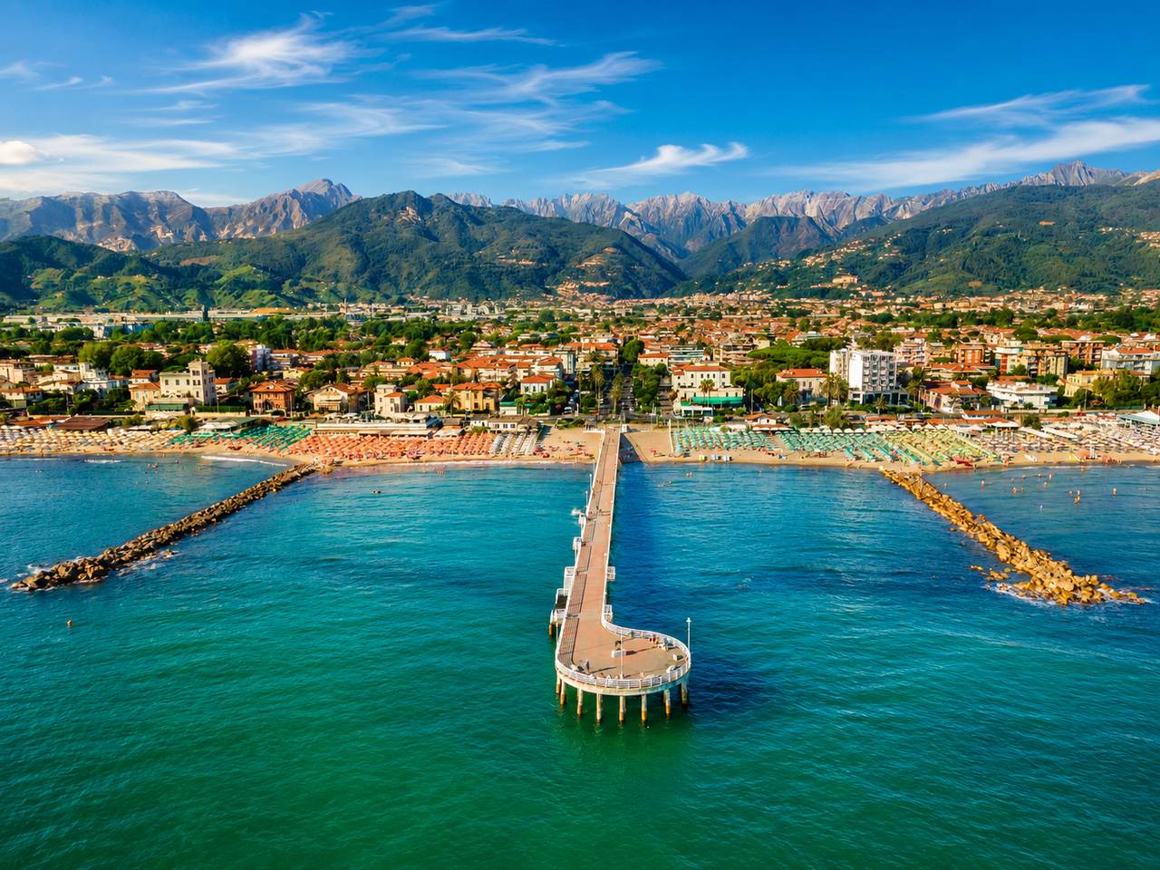 Veduta aerea del pontile di Marina di Massa con il mare e le Apuane sullo sfondo